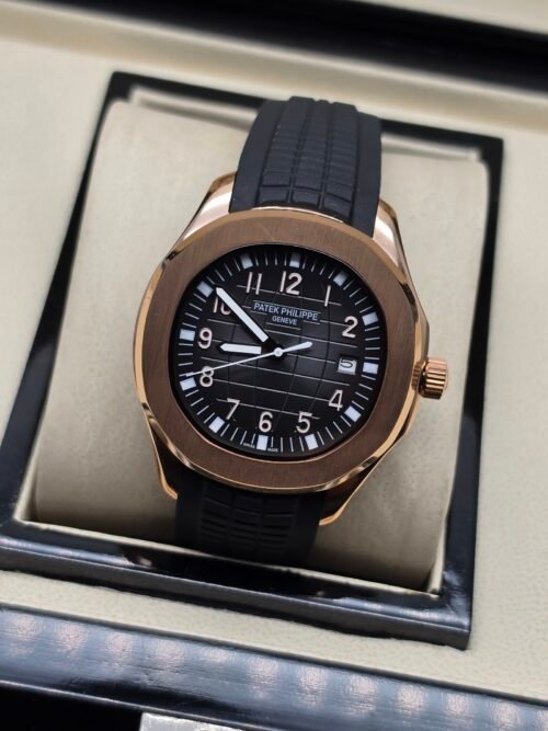 Patek Philippe — caja oro rosa, esfera negra con números grandes y correa de caucho negra