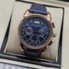 Patek Philippe — cronógrafo con esfera azul y fases lunares, caja oro rosa y correa de cuero azul