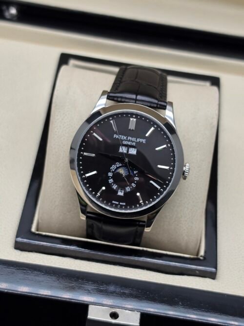 Patek Philippe — esfera negra con fases lunares, caja de acero y correa de cuero negra