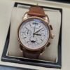 Patek Philippe — cronógrafo con esfera blanca y fases lunares, caja oro rosa y correa de cuero marrón