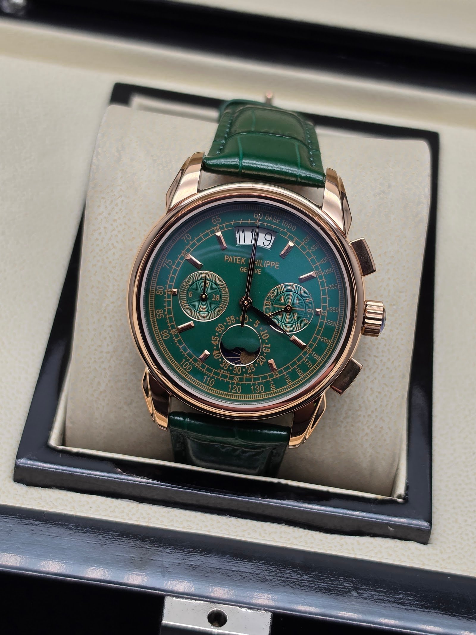 Patek Philippe — cronógrafo con esfera verde y fases lunares, caja oro rosa y correa de cuero verde