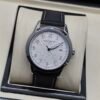 Patek Philippe — esfera blanca con números grandes y correa de tela negra