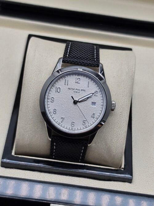 Patek Philippe — esfera blanca con números grandes y correa de tela negra
