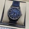 Patek Philippe — esfera azul texturizada con números grandes y correa de tela azul