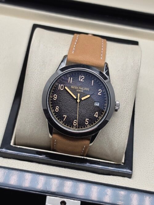Patek Philippe — esfera negra texturizada con números dorados y correa de cuero camel