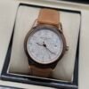 Patek Philippe — caja oro rosa, esfera blanca con números grandes y correa de cuero camel