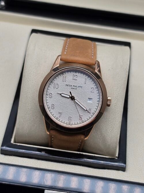 Patek Philippe — caja oro rosa, esfera blanca con números grandes y correa de cuero camel