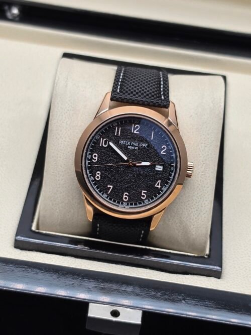 Patek Philippe — caja oro rosa, esfera negra texturizada y correa de tela negra