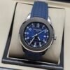 Patek Philippe — esfera azul con números grandes y correa de caucho azul