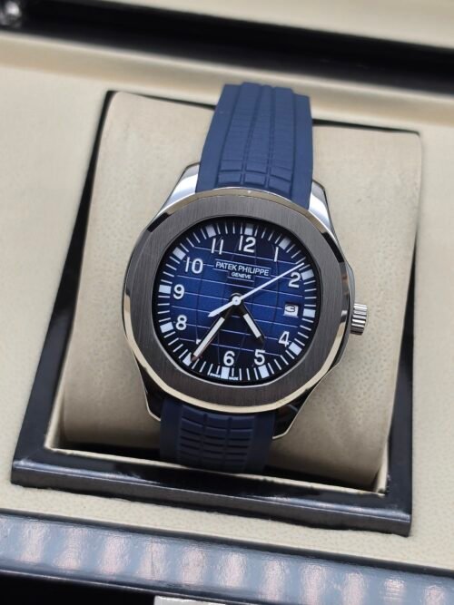 Patek Philippe — esfera azul con números grandes y correa de caucho azul