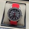 Patek Philippe — esfera negra con aguja roja y correa de caucho roja