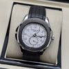 Patek Philippe — esfera blanca con números grandes y correa de caucho negra