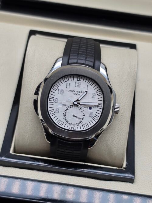 Patek Philippe — esfera blanca con números grandes y correa de caucho negra