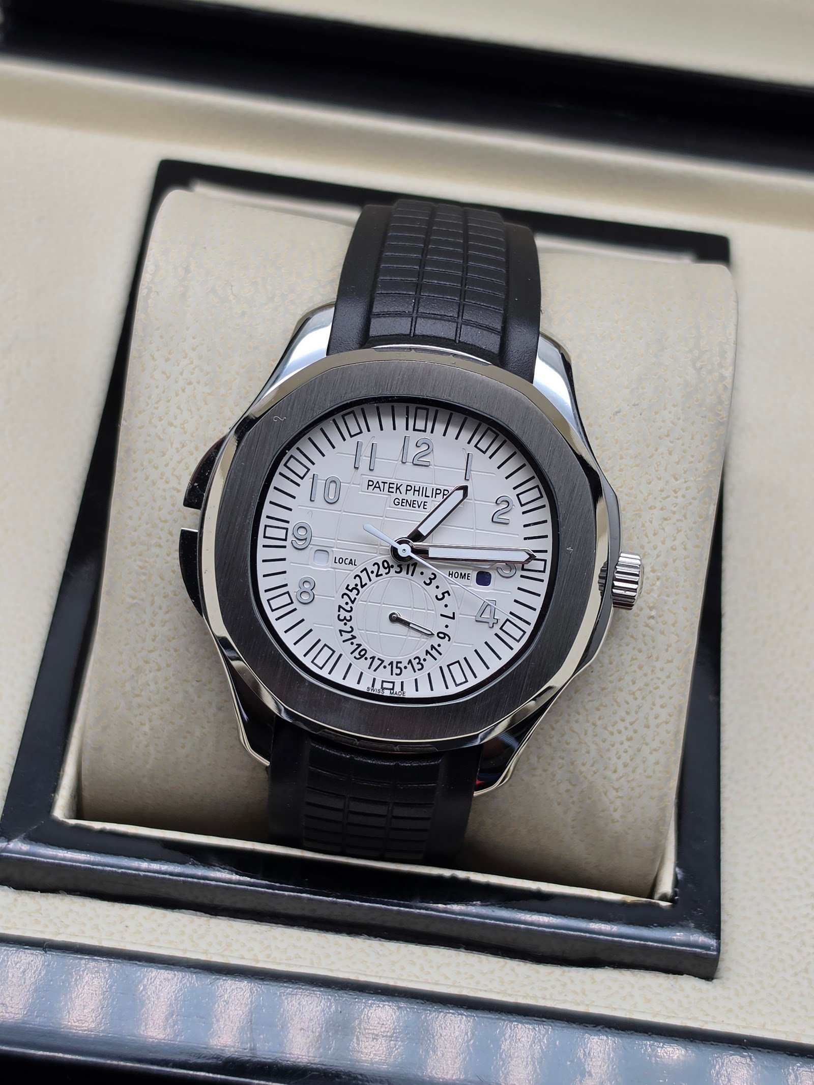 Patek Philippe — esfera blanca con números grandes y correa de caucho negra