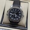 Patek Philippe — esfera negra con doble huso horario y correa de caucho negra