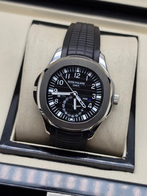 Patek Philippe — esfera negra con doble huso horario y correa de caucho negra