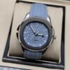 Patek Philippe — esfera azul grisácea con números grandes y correa de caucho azul grisácea