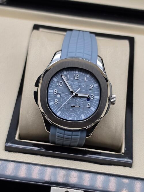 Patek Philippe — esfera azul grisácea con números grandes y correa de caucho azul grisácea