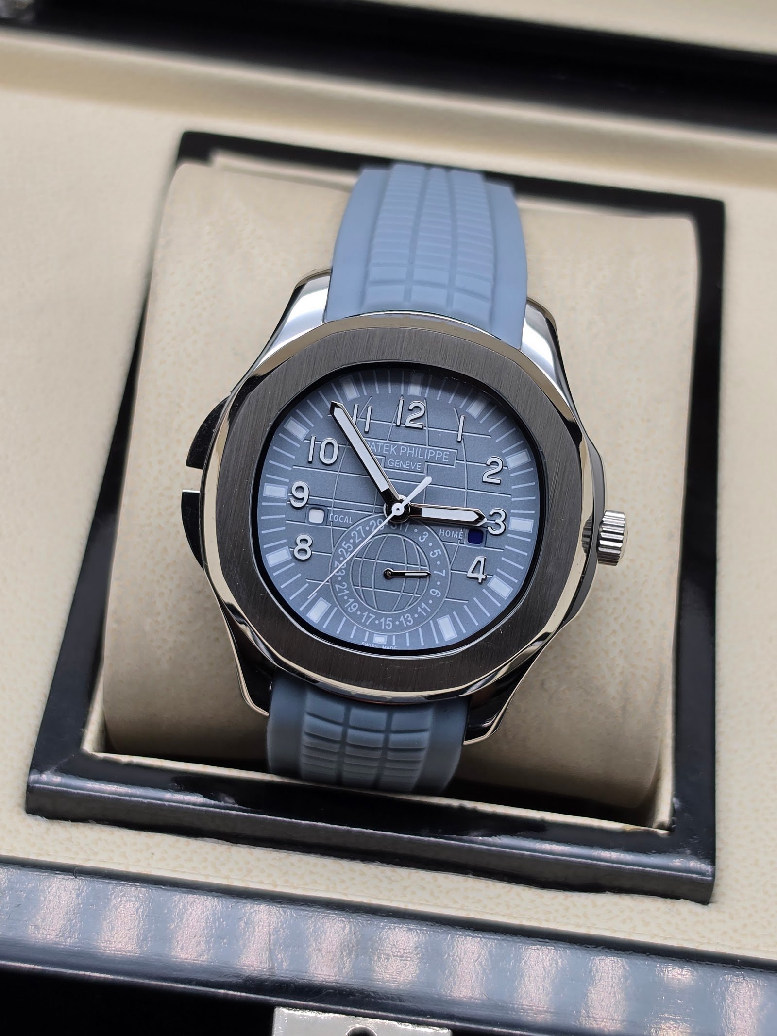 Patek Philippe — esfera azul grisácea con números grandes y correa de caucho azul grisácea