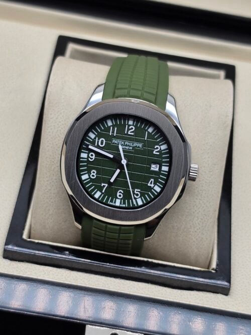 Patek Philippe — esfera verde con números grandes y correa de caucho verde