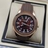 Patek Philippe — caja oro rosa, esfera marrón con números grandes y correa de caucho marrón