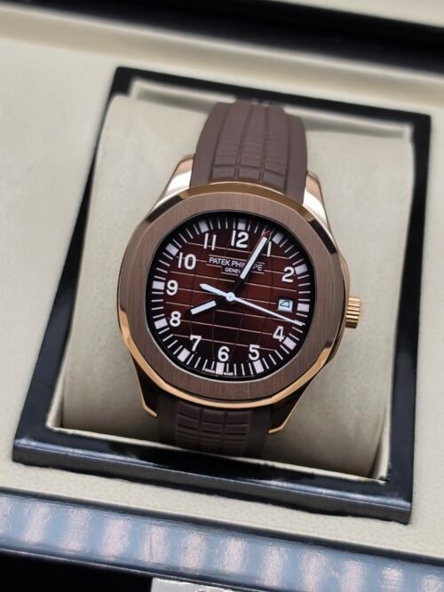 Patek Philippe — caja oro rosa, esfera marrón con números grandes y correa de caucho marrón