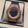 Hublot — cronógrafo con esfera negra, caja oro rosa y correa negra