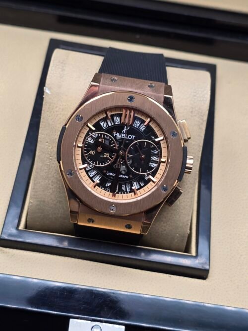 Hublot — cronógrafo con esfera negra, caja oro rosa y correa negra