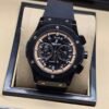 Hublot — cronógrafo con esfera negra y detalles oro rosa, caja negra y correa negra