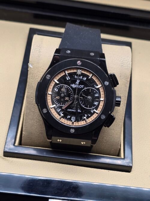 Hublot — cronógrafo con esfera negra y detalles oro rosa, caja negra y correa negra