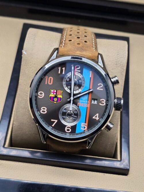 TAG Heuer — cronógrafo con esfera gris con franjas de colores y escudo de fútbol, correa de cuero marrón