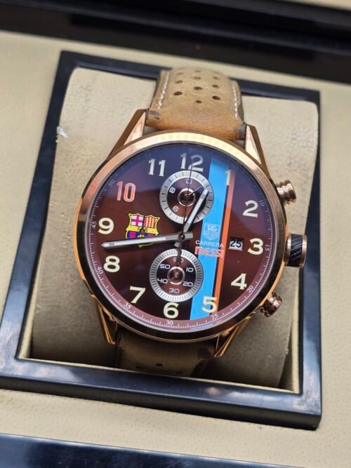 TAG Heuer — cronógrafo con esfera marrón con franjas de colores y escudo de fútbol, caja oro rosa y correa de cuero camel