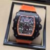 Richard Mille — esfera esqueleto con detalles naranjas, caja negra y correa de caucho naranja