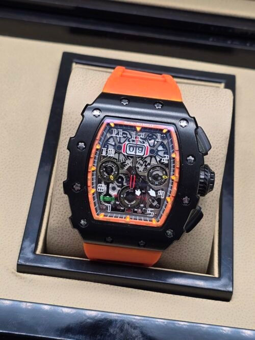 Richard Mille — esfera esqueleto con detalles naranjas, caja negra y correa de caucho naranja