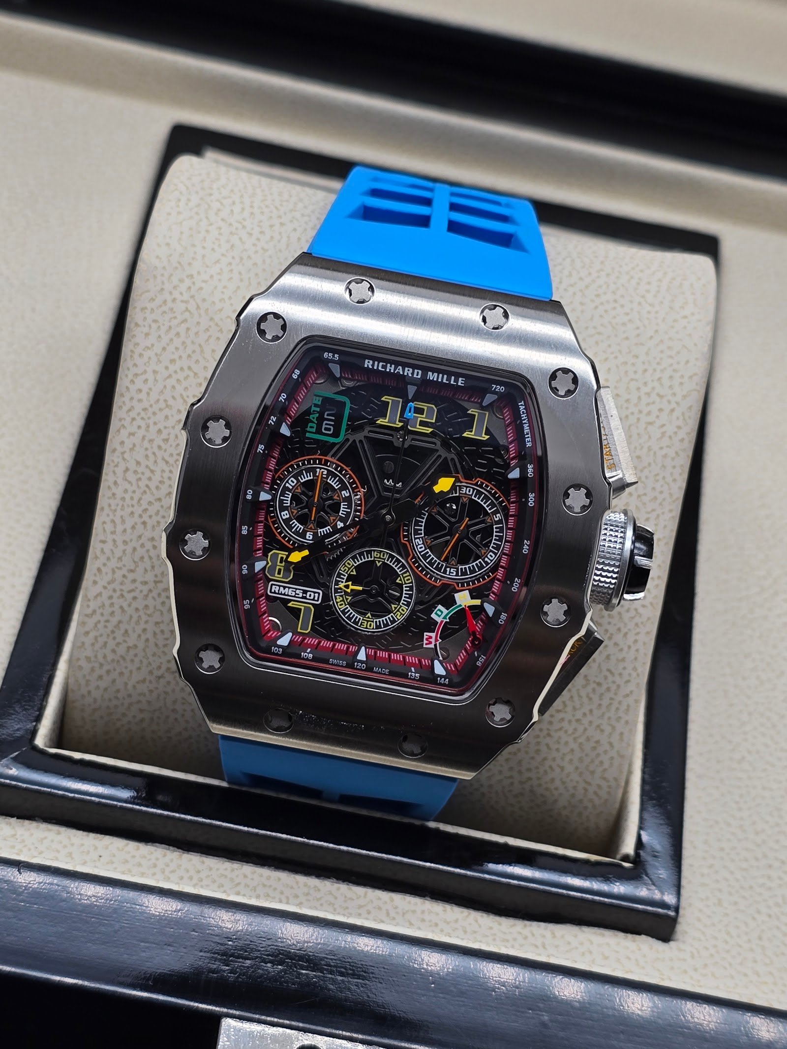 Richard Mille — esfera esqueleto multicolor, caja de acero pulida y correa de caucho azul