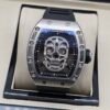 Richard Mille — esfera con calavera plateada, caja de acero y correa de caucho negra