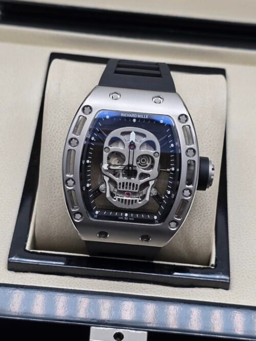 Richard Mille — esfera con calavera plateada, caja de acero y correa de caucho negra