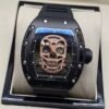 Richard Mille — esfera con calavera oro rosa, caja negra y correa de caucho negra