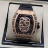 Richard Mille — esfera con calavera, caja oro rosa y correa de caucho negra