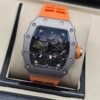 Richard Mille — esfera esqueleto negra, caja de acero y correa de caucho naranja