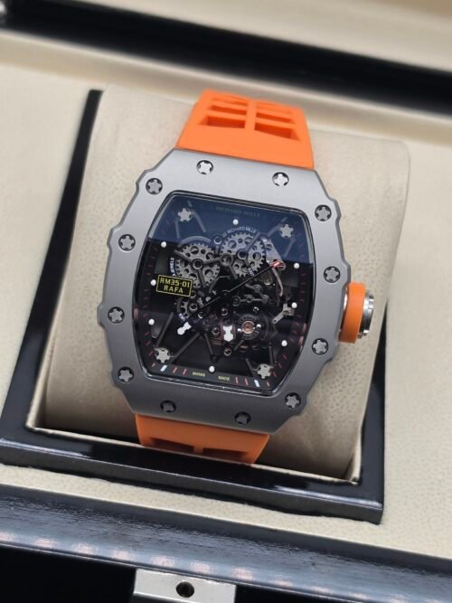 Richard Mille — esfera esqueleto negra, caja de acero y correa de caucho naranja