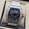 Richard Mille — esfera esqueleto negra con detalle rojo, caja de acero y correa de caucho blanca