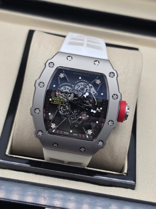 Richard Mille — esfera esqueleto negra con detalle rojo, caja de acero y correa de caucho blanca