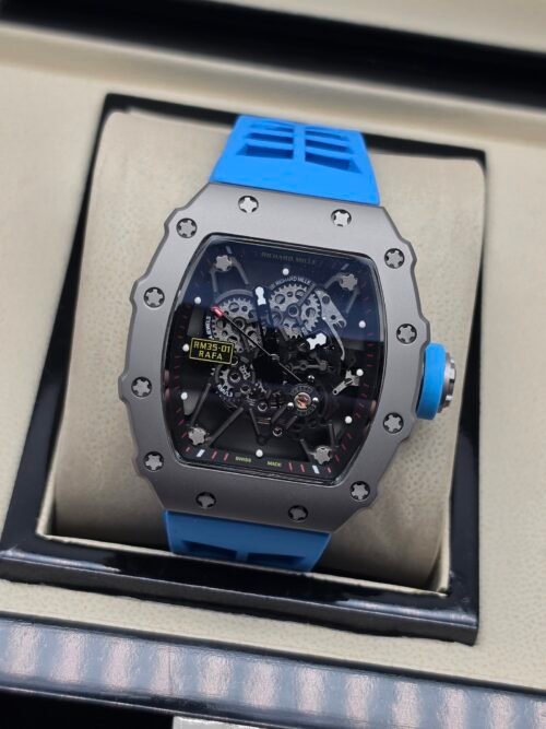 Richard Mille — esfera esqueleto negra, caja de acero y correa de caucho azul