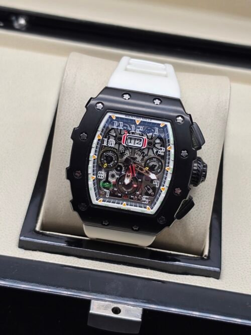 Richard Mille — esfera esqueleto con aro blanco, caja negra y correa de caucho blanca