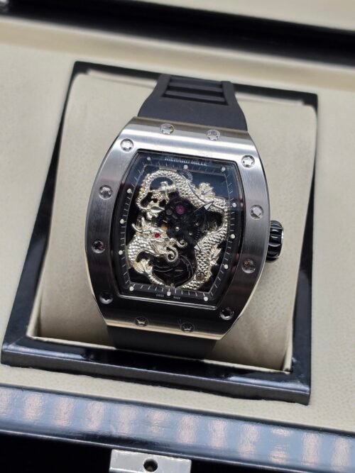 Richard Mille — esfera con dragón plateado, caja de acero y correa de caucho negra