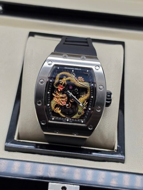 Richard Mille — esfera con dragón dorado, caja de acero y correa de caucho negra