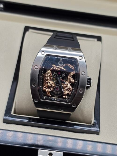 Richard Mille — esfera con dragón y tigre dorados, caja de acero y correa de caucho negra