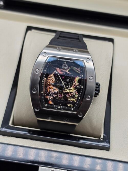 Richard Mille — esfera con tigre dorado, caja de acero y correa de caucho negra