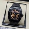 Richard Mille — esfera con dragón dorado, caja negra y correa de caucho negra